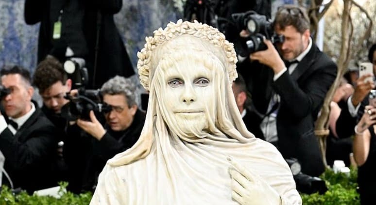 Mystery Star Stuns as Living Statue at Met Gala 2026